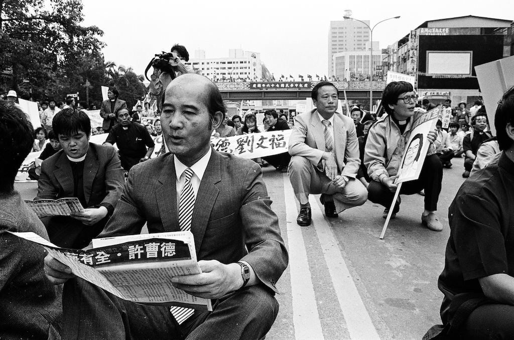 1987年10月19日，台灣基督長老教會組成「人人有主張台灣獨立自由」牧師團。擔任牧師團總策畫的林宗正牧師與高俊明牧師等人帶領將近三百位牧師、教徒，一起走上街頭，遭到鎮暴警察包圍也毫無所懼，牧師們以遊行示威的方式，聲援蔡有全、許曹德台獨案。
 圖：邱萬興/攝