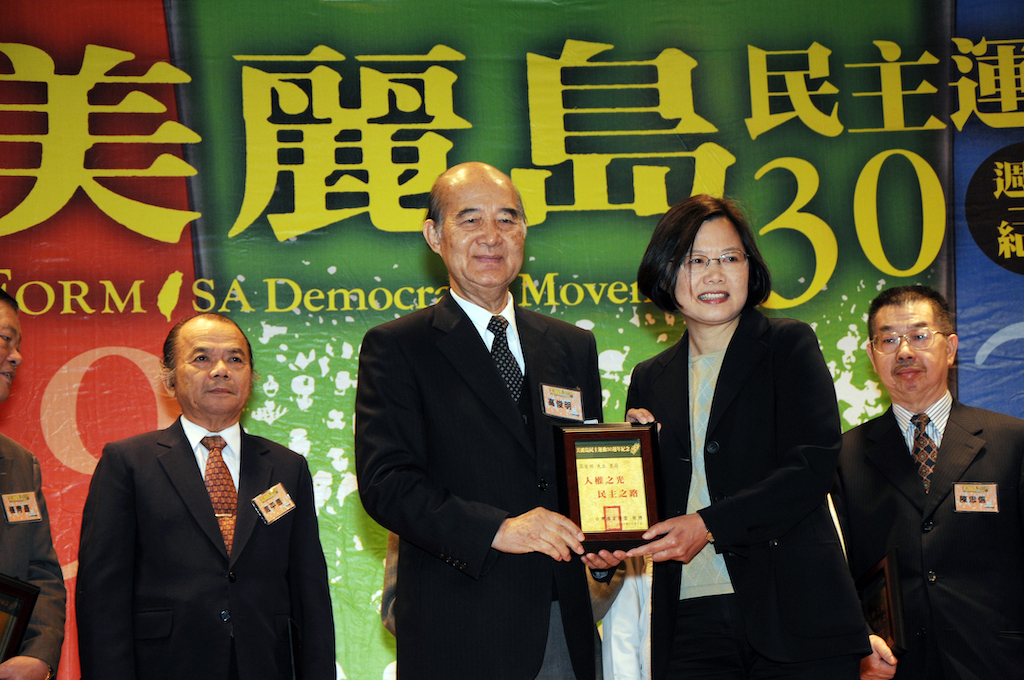 1979年美麗島高雄事件發生後，國民黨當局展開大逮捕，台灣基督長老教會高俊明牧師因為幫助施明德逃亡，於1980年4月24日被捕入獄，警總軍事法庭以「共同藏匿叛徒」罪名，6月5日判高俊明牧師有期徒刑7年、褫奪公權5年，坐牢4年3月又21天
2009年12月6日，美麗島民主運動30週年座談會，民進黨主席蔡英文頒發「人權之光、民主之路」給高俊明牧師，感謝高牧師為台灣民主的犧牲奉獻。 圖：邱萬興/攝