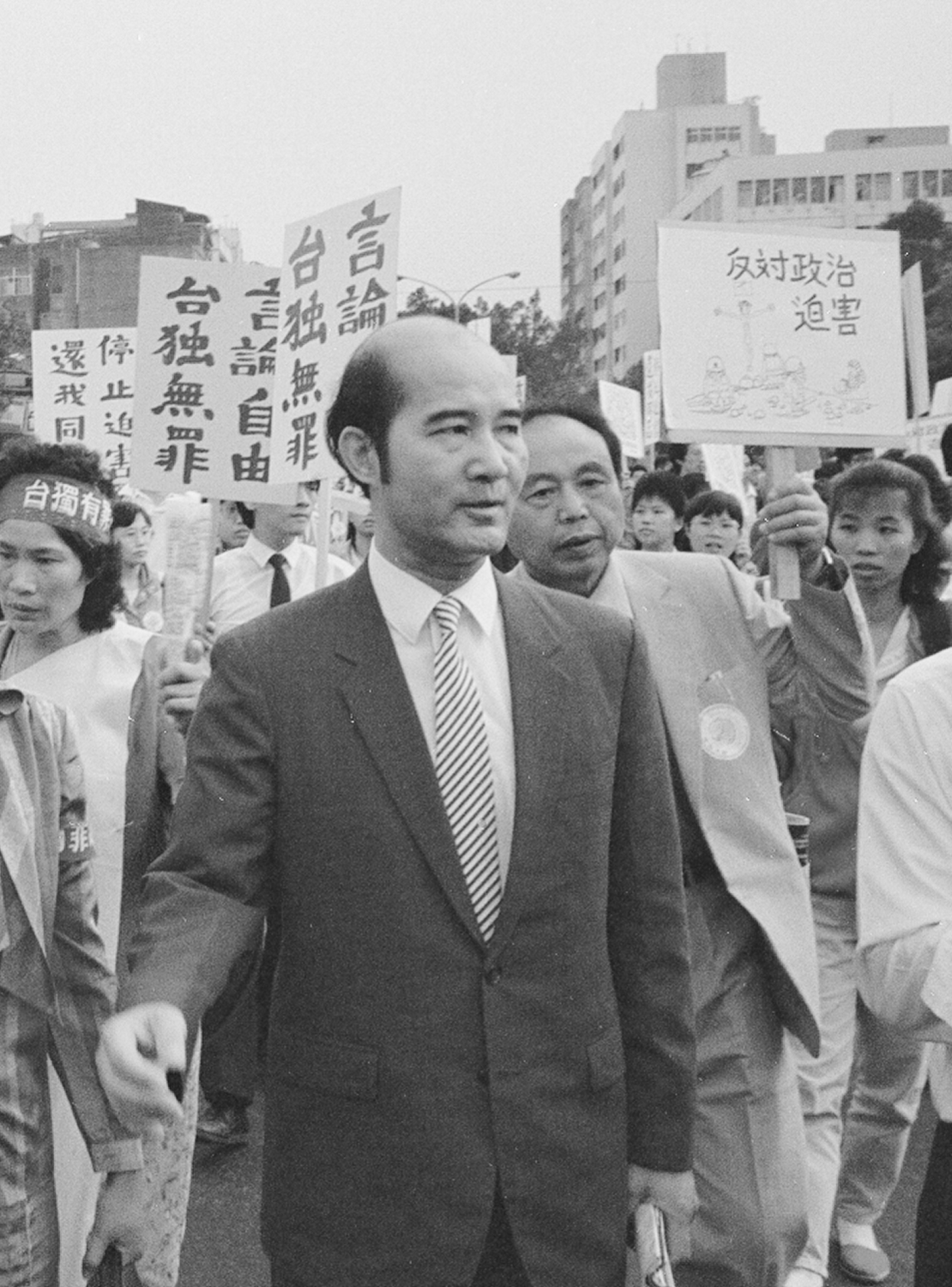 1988年1月16日，台灣高等法院宣判蔡有全有期徒刑十一年，許曹德有期徒刑十年，這是解嚴後第一個因政治意見的表達而遭到以「叛亂罪」處理的案件。高俊明牧師與台灣基督長老教會等社運團體，義無反顧地投入這場聲援活動，開始策劃舉辦全島性的聲援活動。透過數十場遊行、演講，要求「釋放蔡有全、許曹德」，將言論自由、台獨無罪的理念與聲音，迴盪台灣大地，響徹雲霄。 圖：邱萬興/攝