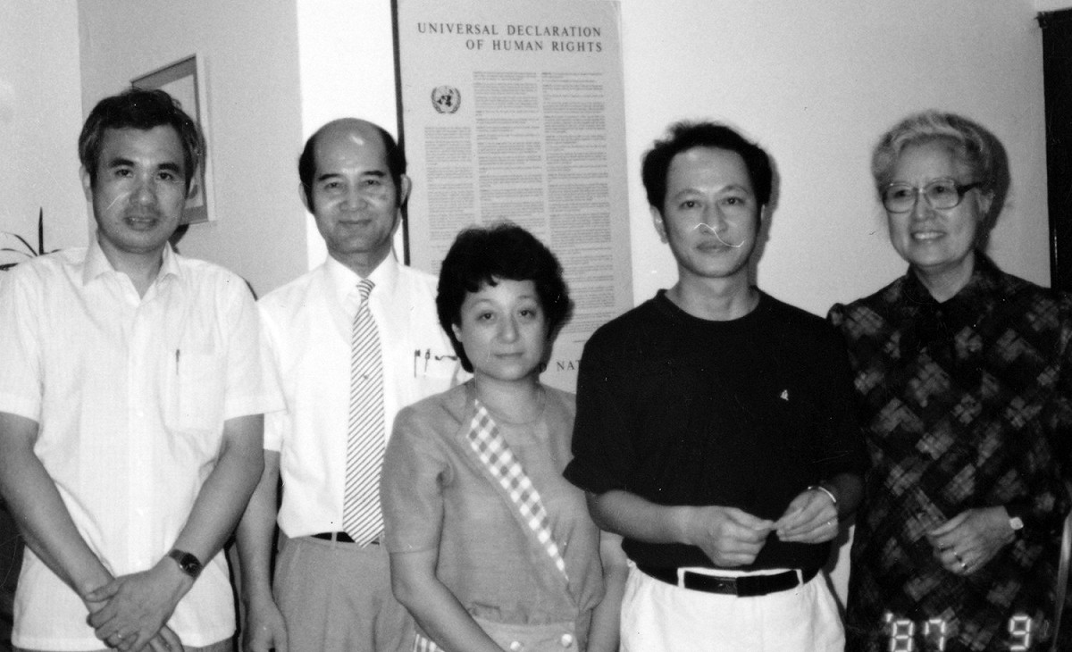 1988年台灣婦女運動先驅陳翠玉曾經說過：「台灣是我的故鄉，我們要回去，這是我們的權利，我將以我的生命爭取這個權利。」只為了「我要回家！我要回家！」1988年，陳翠玉女士為返台參加世界台灣同鄉會（簡稱世台會），勇敢衝破「黑名單」，全球奔波。陳翠玉年事已高，不堪勞累，於8月20日病逝於台大醫院。左起姚嘉文、高俊明、林黎埩、林弘宣、陳翠玉1987年攝於台北。 圖：邱萬興/攝