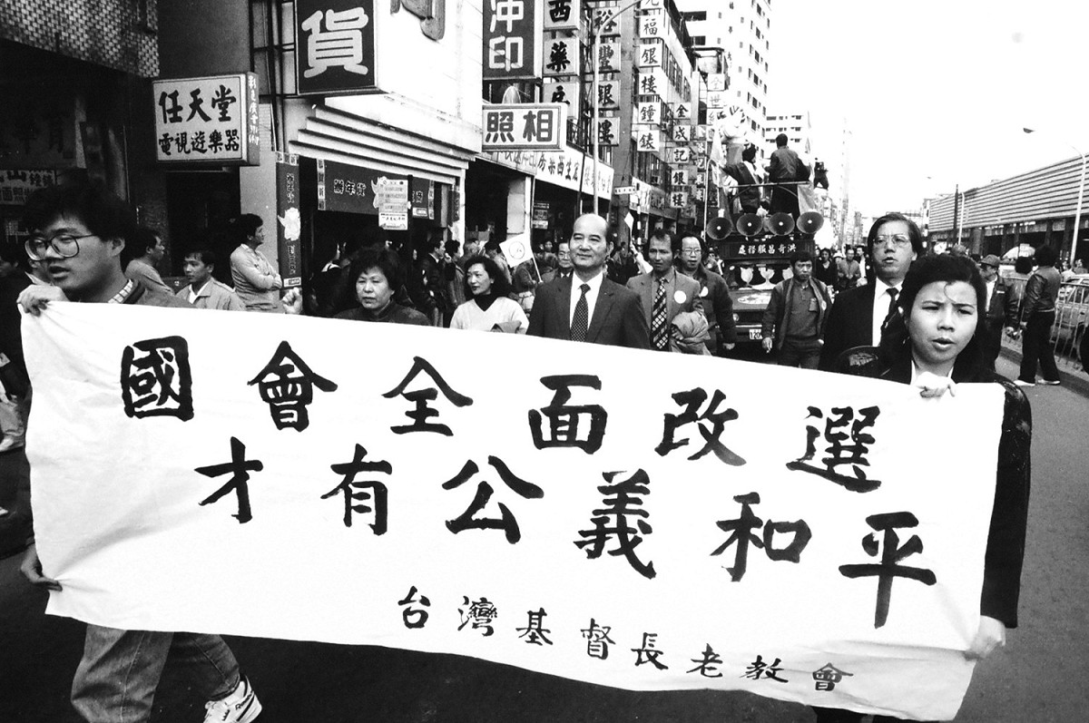 1989年1月29日，高俊明牧師參加百萬人簽名反老賊運動，並與台灣基督長老教會參加一波又一波要求老賊下台活動。 圖：邱萬興/攝