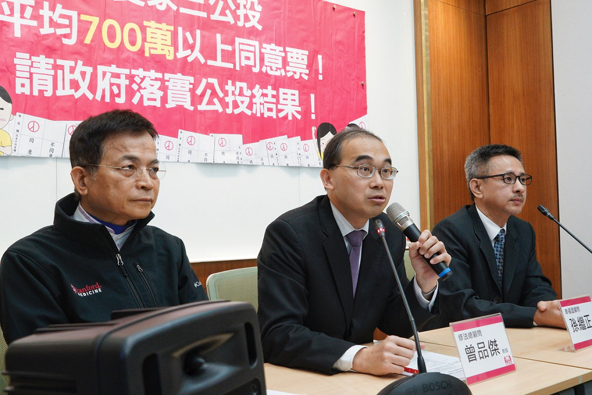 下一代幸福聯盟修法總顧問曾品傑（中）回應行政院通過釋字748號解釋施行法 圖：張良一/攝