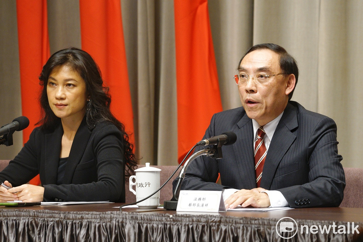 法務部長蔡清祥（右）回應司法院釋字748號解釋施行法相關規定。 圖：張良一/攝