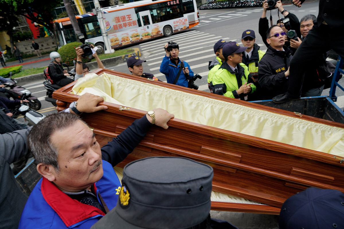 不滿行政院長蘇貞昌「掃帚說」，中華統一促進黨總裁「白狼」張安樂今（26）日早上帶200人與棺材赴立院抗議！ 圖: 張良一/攝