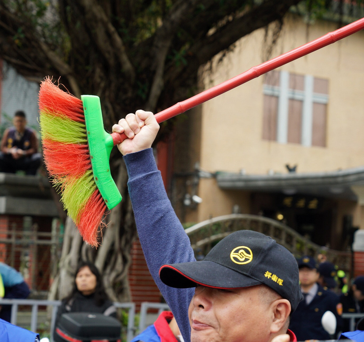不滿行政院長蘇貞昌「掃帚說」，中華統一促進黨總裁「白狼」張安樂今（26）日早上帶200人與棺材赴立院抗議！ 圖: 張良一/攝