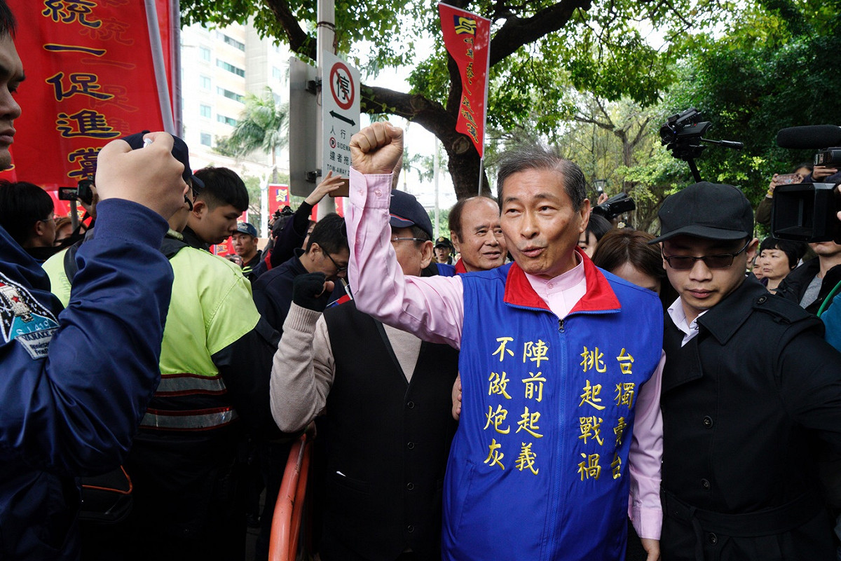 不滿行政院長蘇貞昌「掃帚說」，中華統一促進黨總裁「白狼」張安樂今（26）日早上帶200人與棺材赴立院抗議！ 圖: 張良一/攝