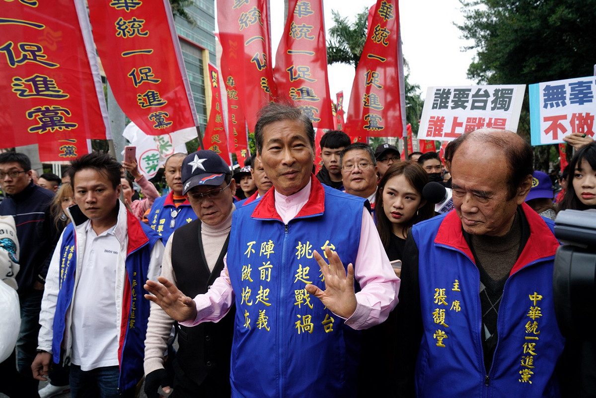 不滿行政院長蘇貞昌「掃帚說」，中華統一促進黨總裁「白狼」張安樂今（26）日早上帶200人與棺材赴立院抗議！ 圖: 張良一/攝