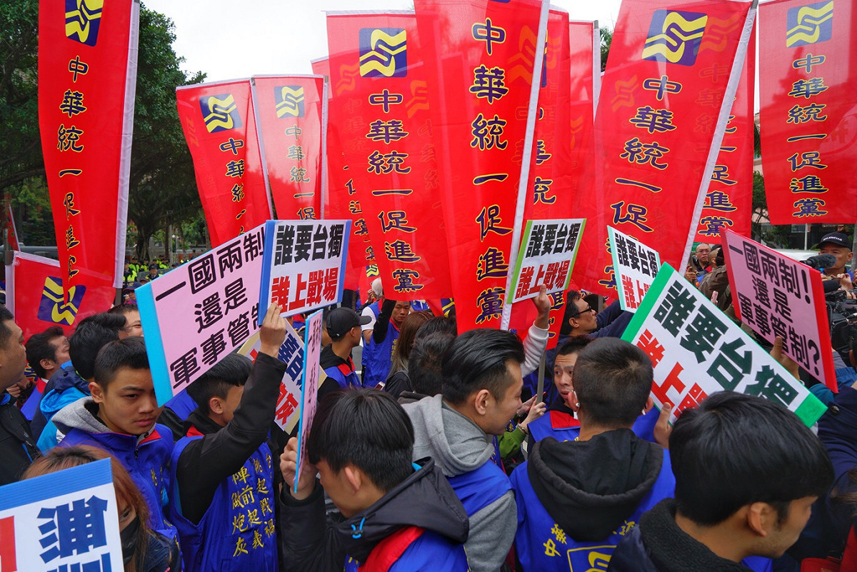 不滿行政院長蘇貞昌「掃帚說」，中華統一促進黨總裁「白狼」張安樂今（26）日早上帶200人與棺材赴立院抗議！ 圖: 張良一/攝