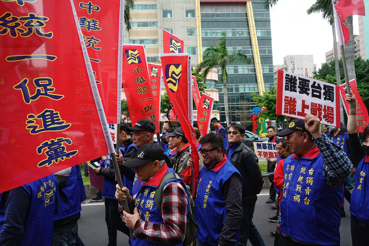 不滿行政院長蘇貞昌「掃帚說」，中華統一促進黨總裁「白狼」張安樂今（26）日早上帶200人與棺材赴立院抗議！ 圖: 張良一/攝