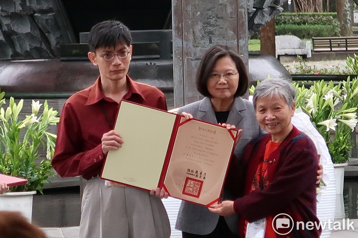 總統蔡英文頒發228受難者家屬回復名譽證書。 圖：林朝億/攝