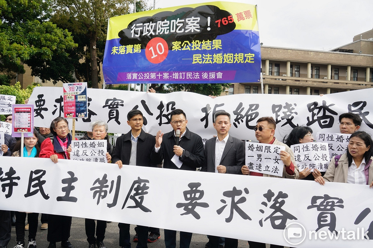 「公投第12案施行法」草案，今天在程序委員會排入周五議程，圖為幸福盟抗議同婚修法。 圖：張良一/攝