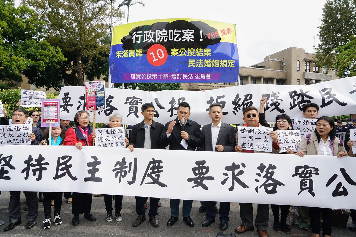 幸福盟抗議今日前往行政院抗議同婚修法。 圖：張良一/攝
