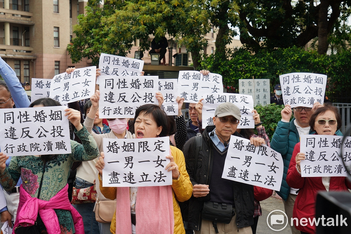 幸福盟抗議同婚修法，指婚姻應限定一男一女。 圖：張良一/攝