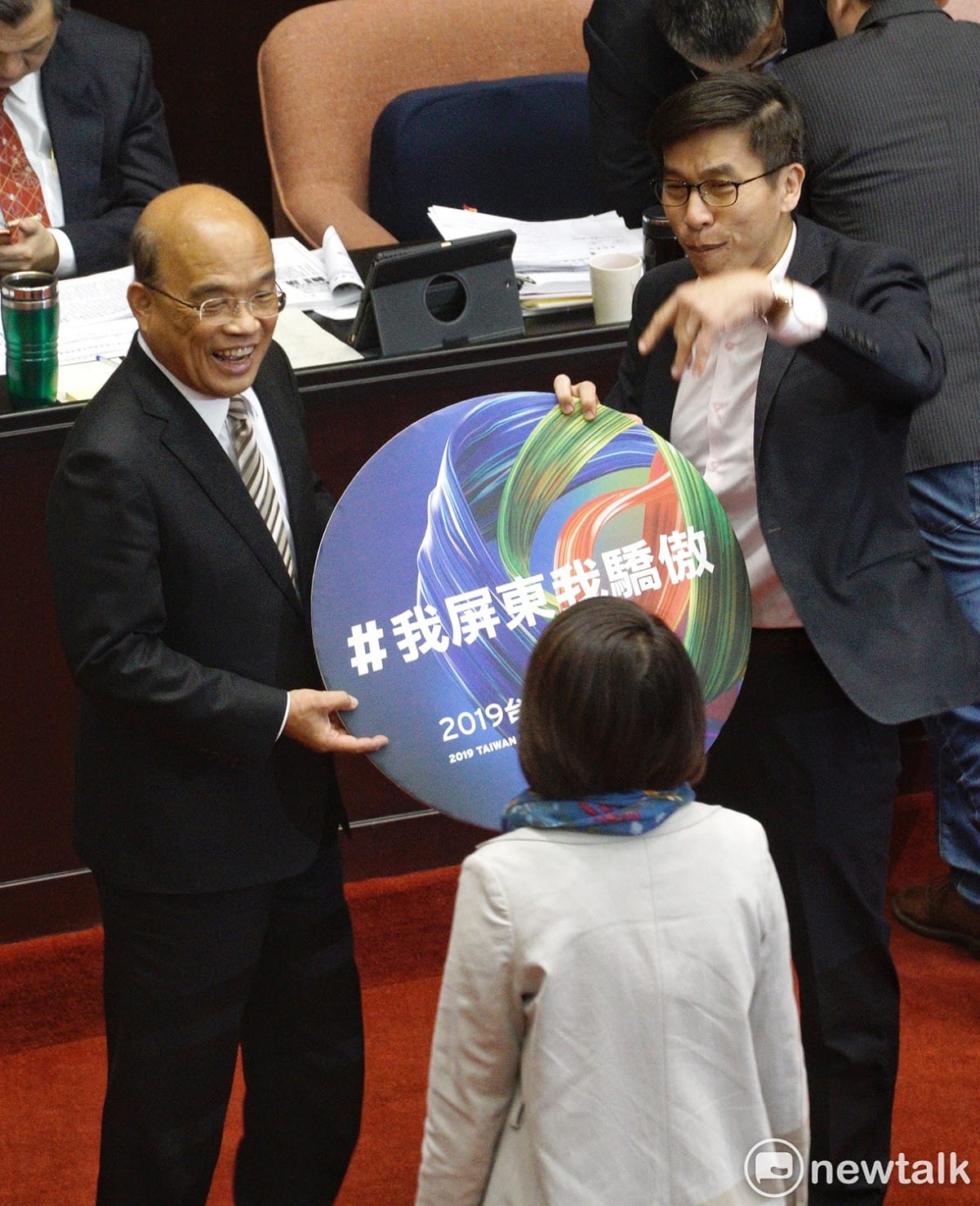2020屏東燈會大成功後，「我屏東我驕傲」成為社群媒體最夯的關鍵字，屏東籍的民進黨立委鍾佳濱在立法院議場拿著「我屏東我驕傲」的牌子和行政院長蘇貞昌合影。 圖：張良一/攝