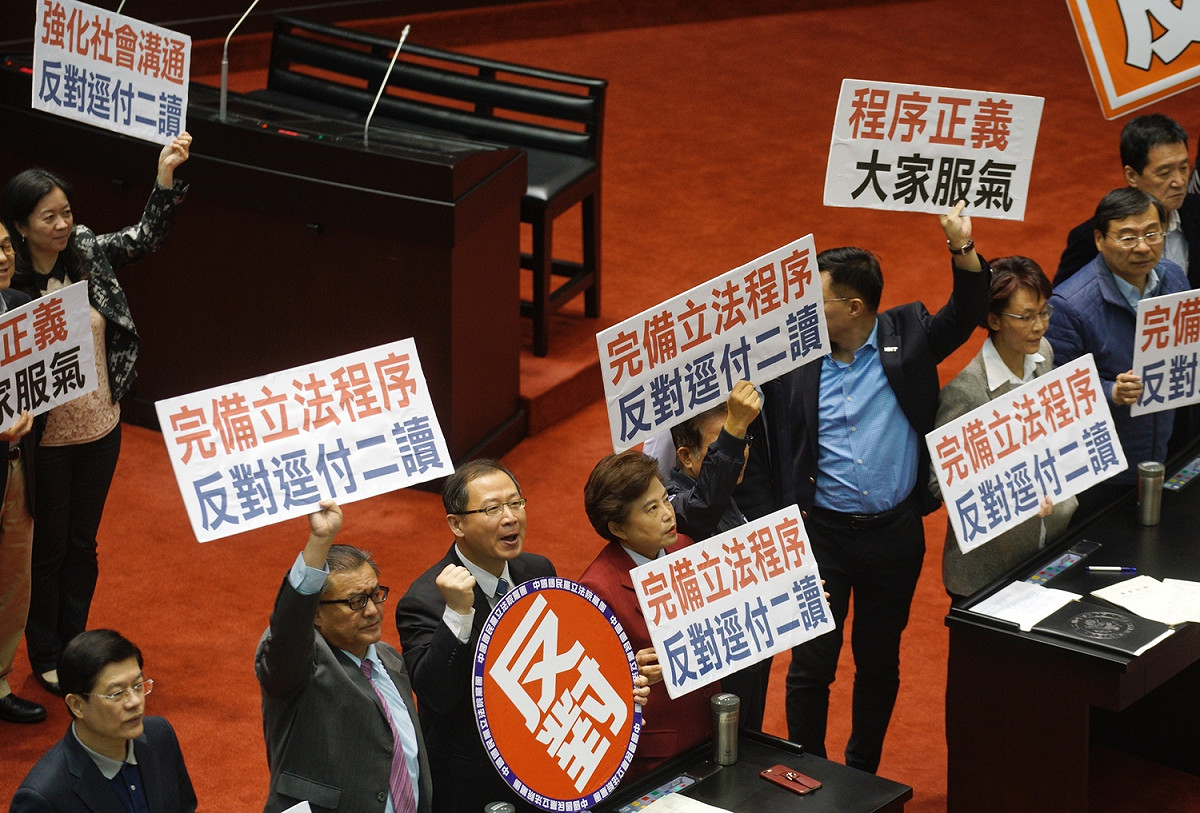 國民黨立委在立法院議場舉牌反對「釋字第748號解釋文施行法」逕付二讀。 圖：張良一/攝