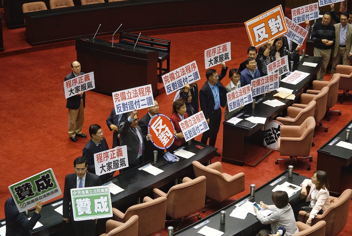 國民黨立委在立法院議場舉牌反對「釋字第748號解釋文施行法」逕付二讀。 圖：張良一/攝