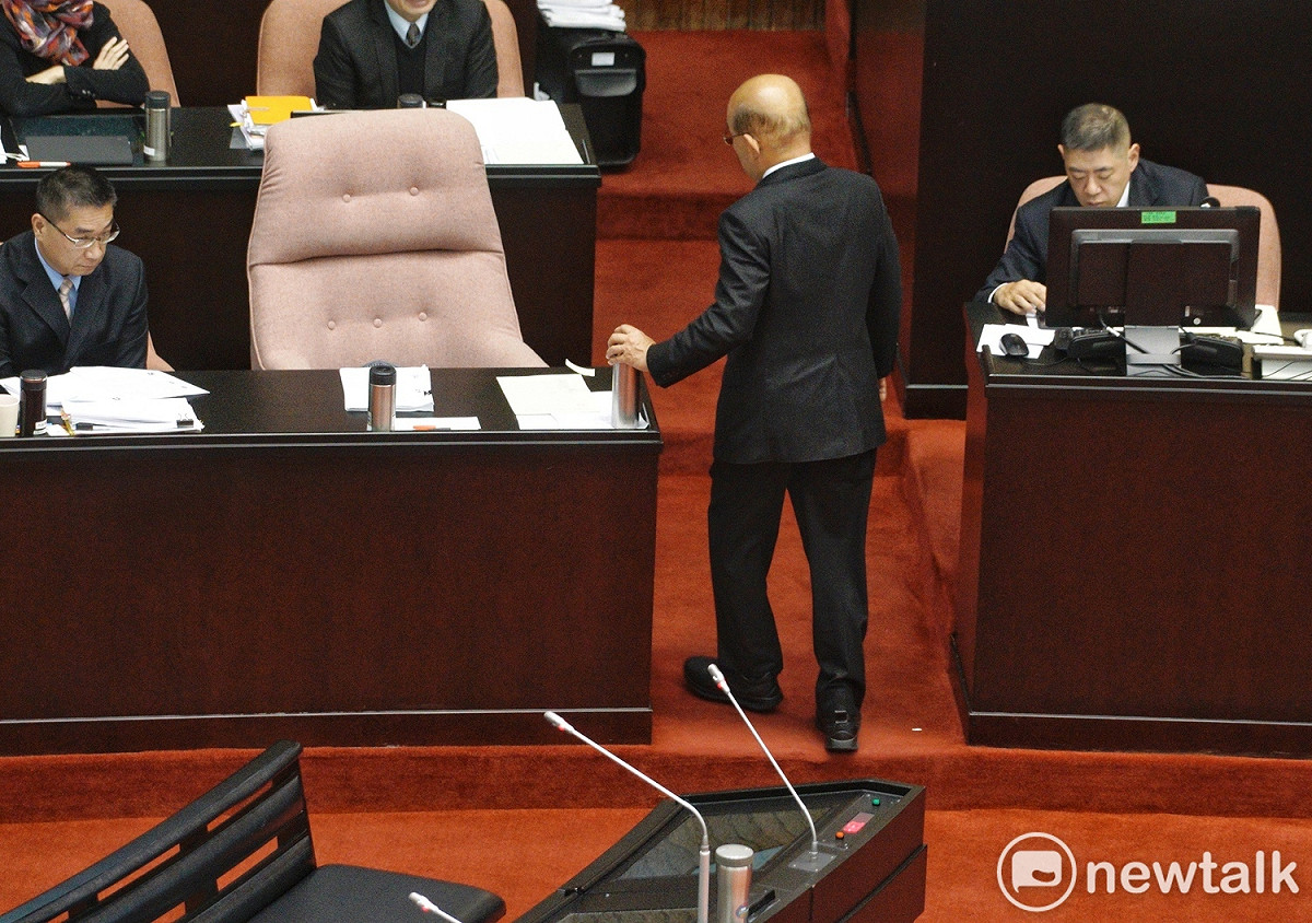 國民黨立委黃昭順在立院總質詢時，對著行政院長拍桌怒罵，由於黃昭順不讓蘇貞昌答詢，蘇貞昌索性走下備詢台回坐。 圖：張良一/攝
