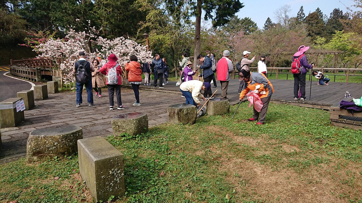 嘉義林管處邀請居民及遊客共同清理家園、活絡迎接花季的氣氛 圖：林務局嘉義林區管理處/提供