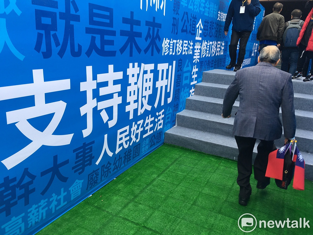 前立法院長王金平今（7）日正式宣布參選總統，參選現場出現支持鞭刑看板。 圖：張良一／攝