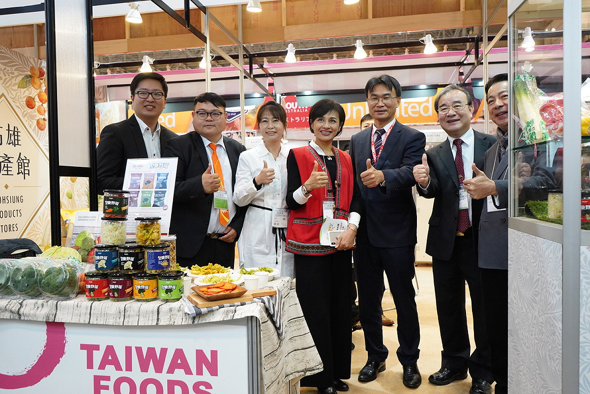 除了陳吉仲外，立委邱議瑩、莊瑞雄也到場見證參展台灣水產業者與日本通路業者簽署採購合約儀式。 圖：行政院農業委員會/提供
