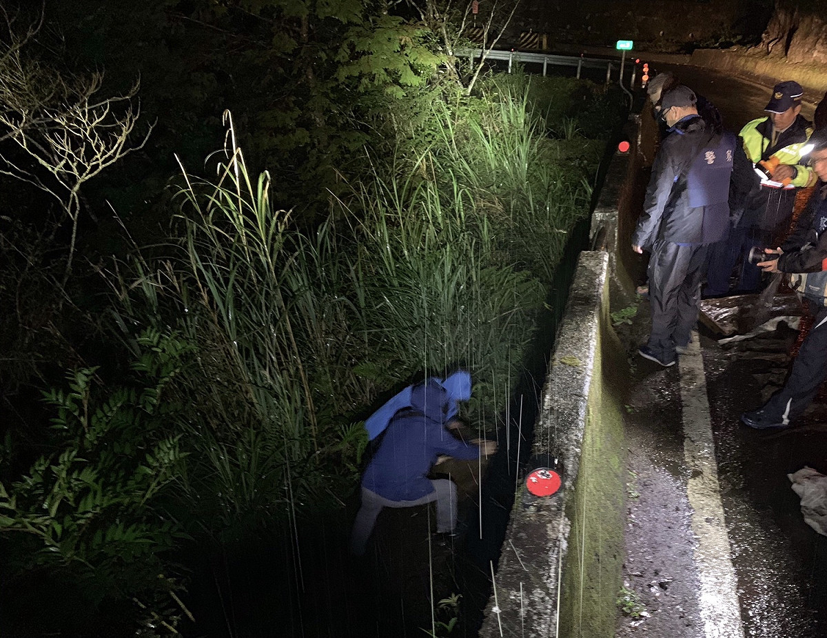 嫌犯逃跑時倉皇丟棄肖楠4大塊、小型角材5塊及搬運背架等贓物，警方將贓物撿起帶回警局。 圖：內政部警政署保七總隊第四大隊/提供