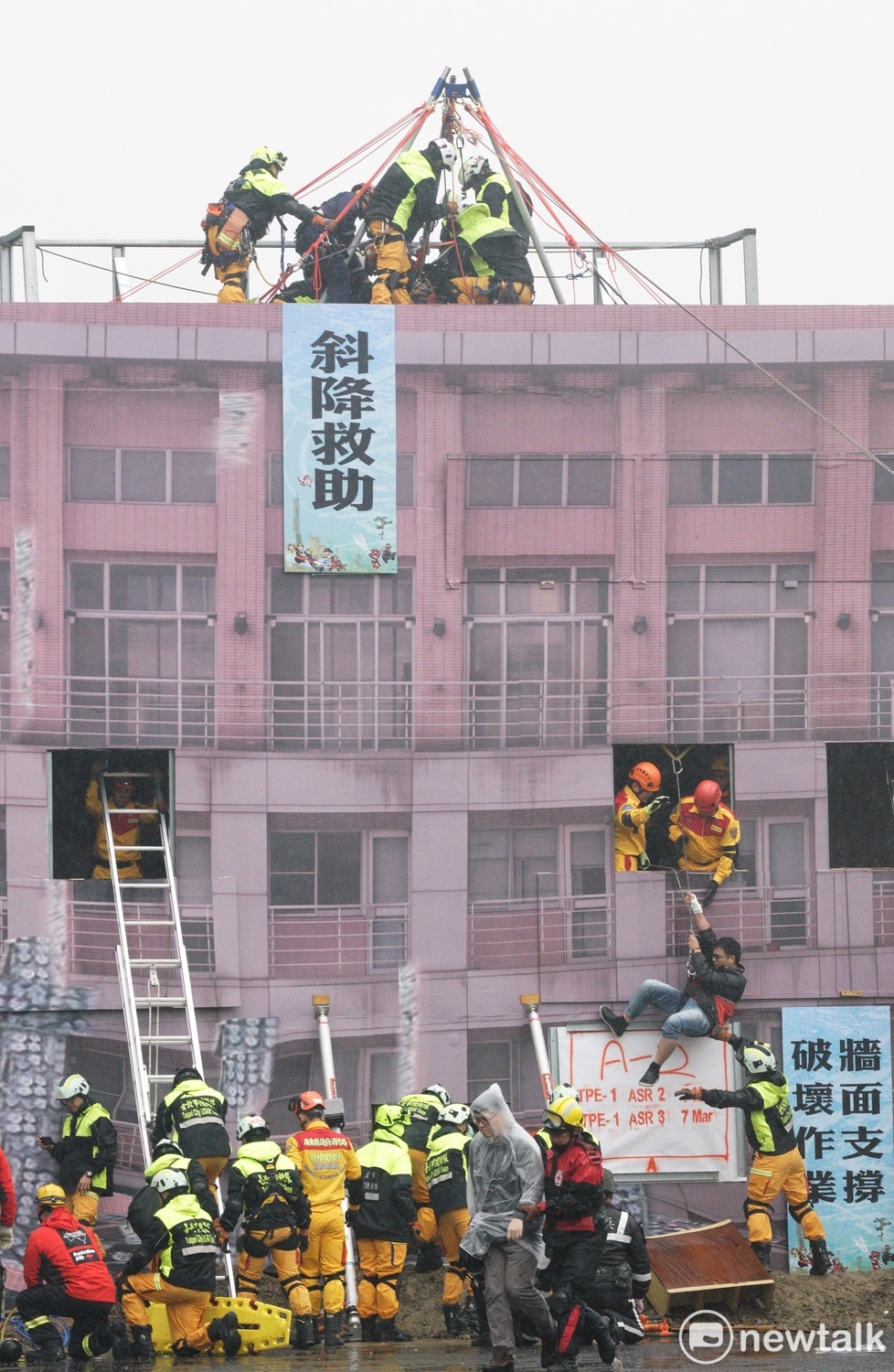 台北市政府108年全民防衛動員暨災害防救實兵演習(民安5號)，震災模擬，利用斜降救助幫助民眾脫困。 圖：張良一/攝
