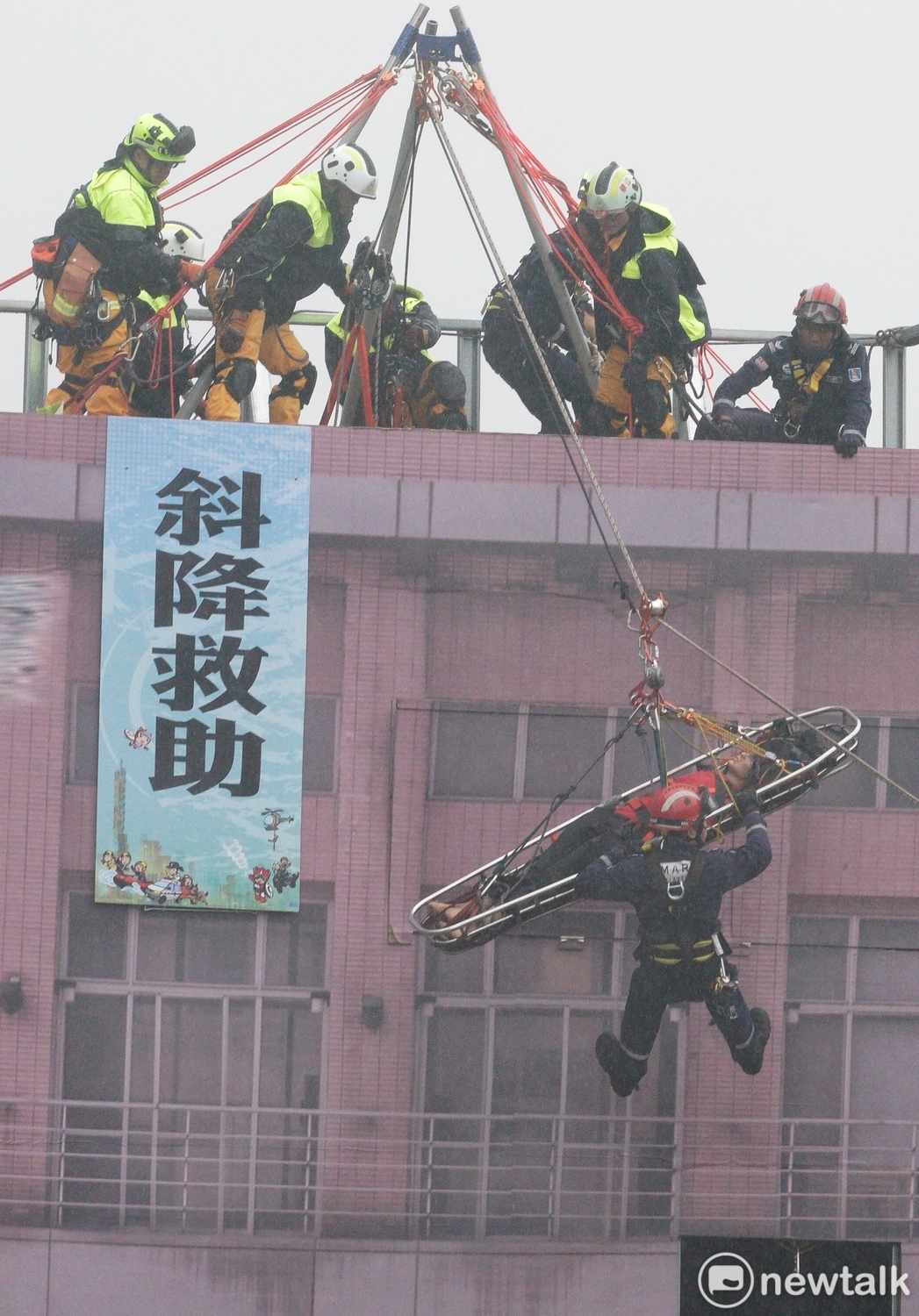 台北市政府108年全民防衛動員暨災害防救實兵演習(民安5號)，模擬震災大樓斜降救助。 圖：張良一 / 攝