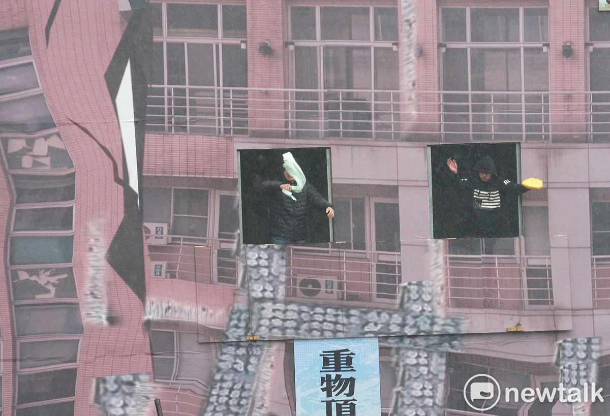台北市政府108年全民防衛動員暨災害防救實兵演習(民安5號)，模擬震災時民眾受困於傾斜樓層內的狀況。 圖：張良一 / 攝