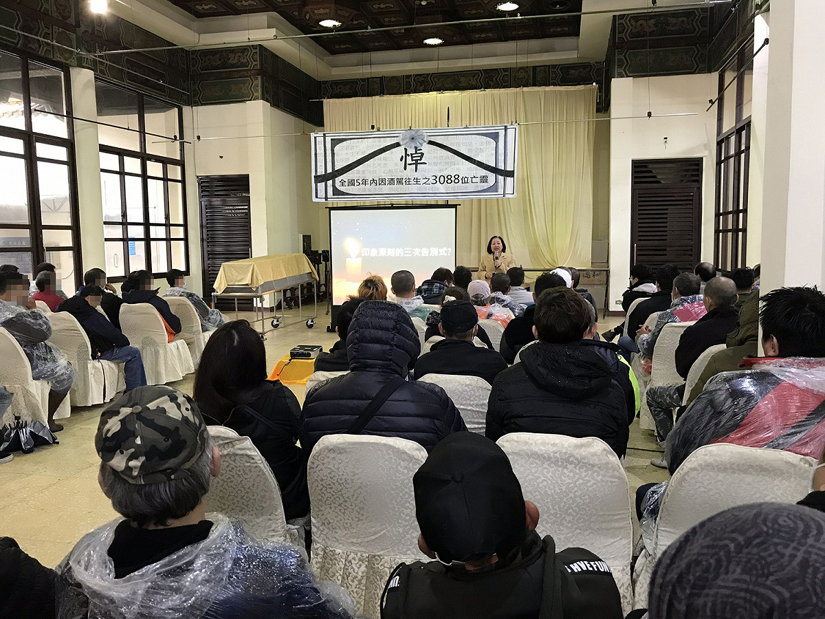 酒駕再犯專班生命教育課程由台灣酒駕防制社會關懷協會秘書長林美娜講授。 圖：交通部公路總局/提供