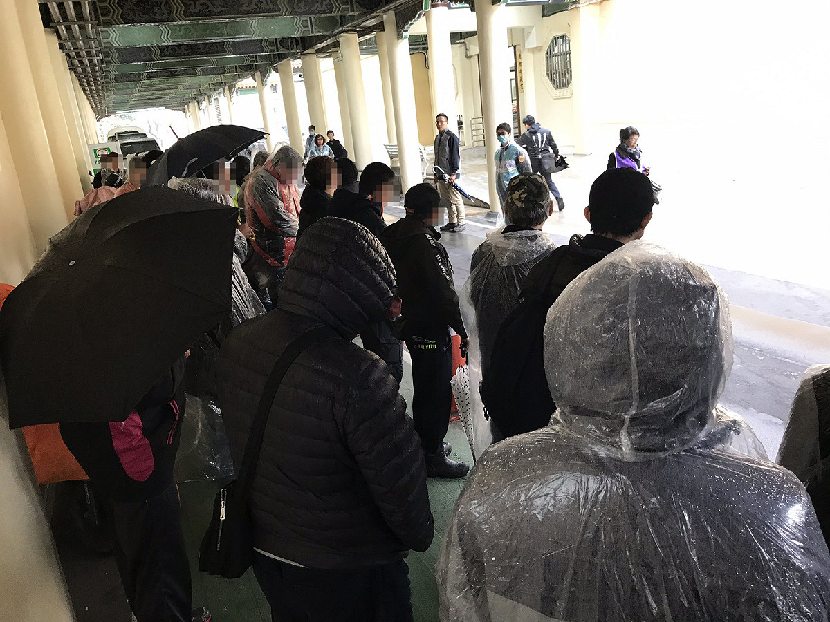 參加酒駕再犯專班生命教育課程的學員於板橋殯儀館參訪，並將上課空間布置成靈堂授課。 圖：交通部公路總局/提供