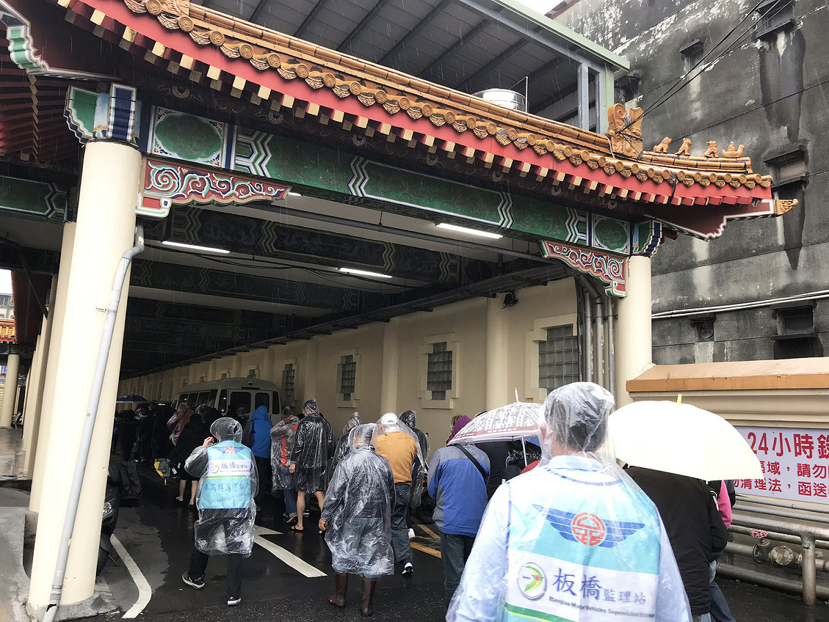 參加酒駕再犯專班生命教育課程的學員於板橋殯儀館參訪。 圖：交通部公路總局/提供
