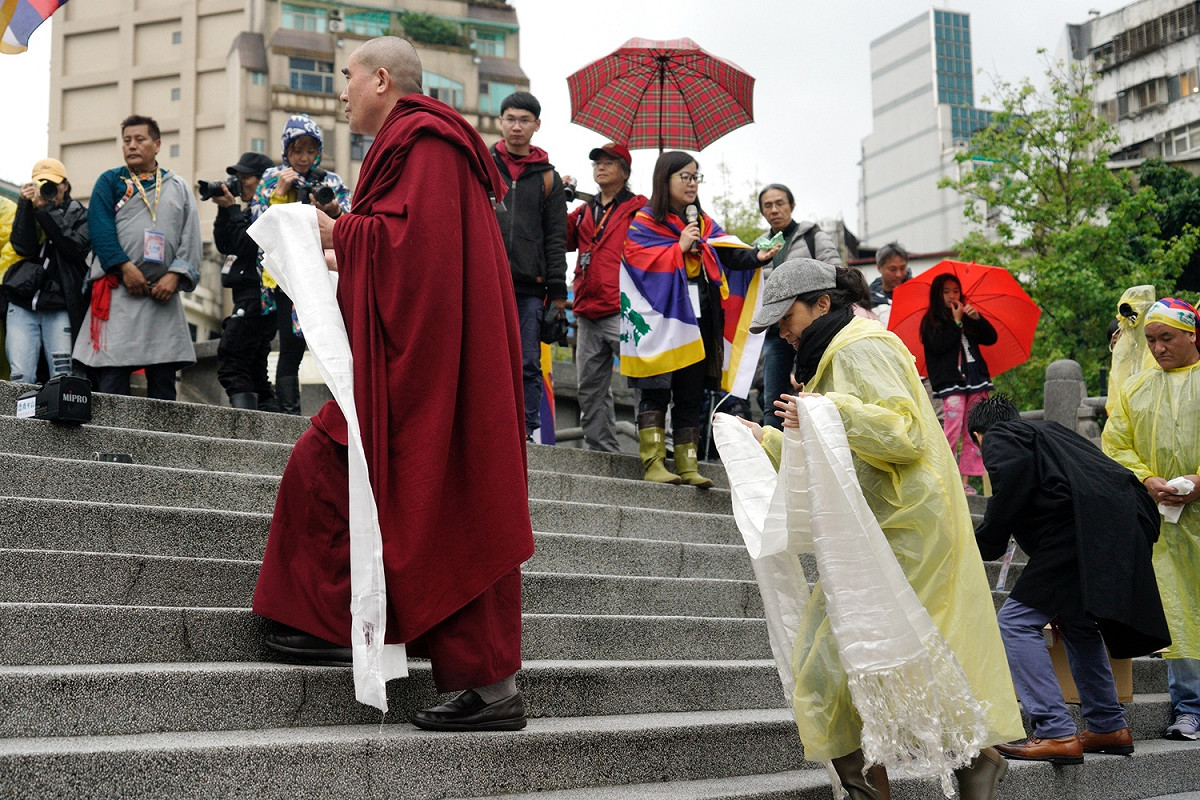 行政院發言人Kolas Yotaka參加紀念西藏抗暴60週年遊行後，向西藏精神領袖達賴喇嘛尊者相片獻哈達。 圖：張良一/攝