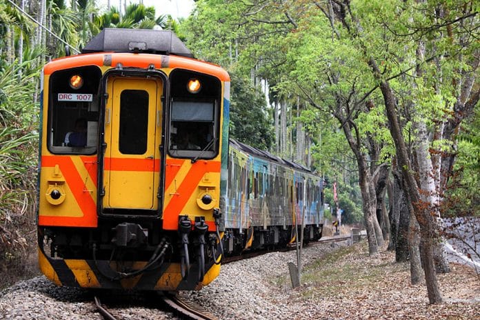 台鐵一列彰化二水開往南投車埕站的區間車，昨（ 12 ）日晚間於車埕站疑似司機員控速不當，導致列車出軌。 圖：台鐵/提供