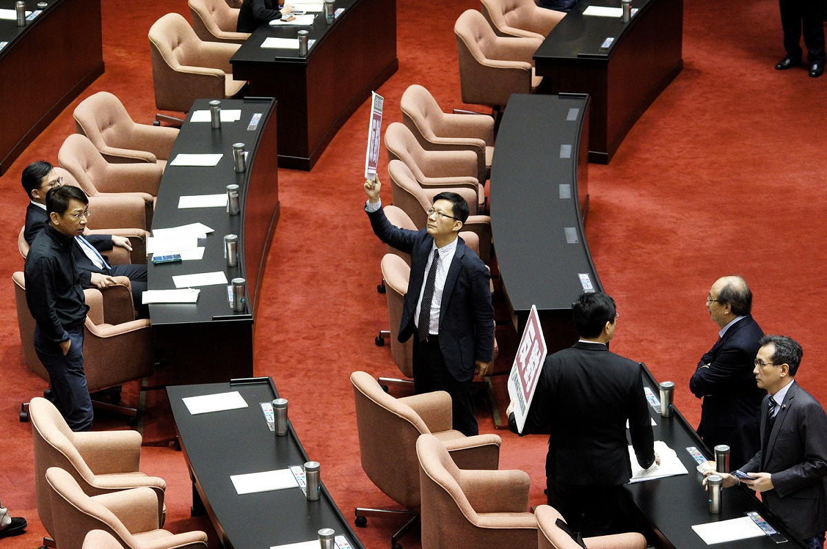 時代力量提議反對把國民黨立委賴士葆沈智慧領銜提出《公投第12案施行法》草案逕付二讀，在國民黨、民進黨、親民黨夾殺下，遭否決。 圖：張良一/攝
