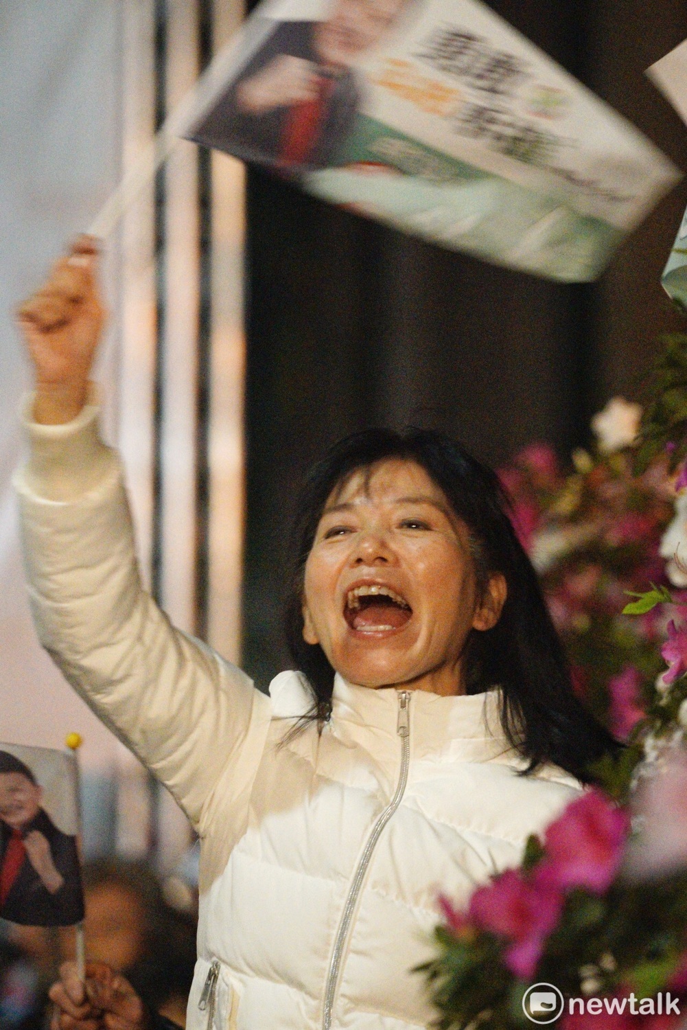 三重區立委補選，余天「選前之夜」現場，支持者搖旗加油。 圖：張良一／攝