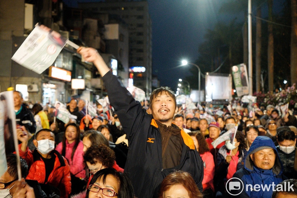 三重區立委補選，余天「選前之夜」現場，支持者情緒高漲。 圖：張良一／攝
