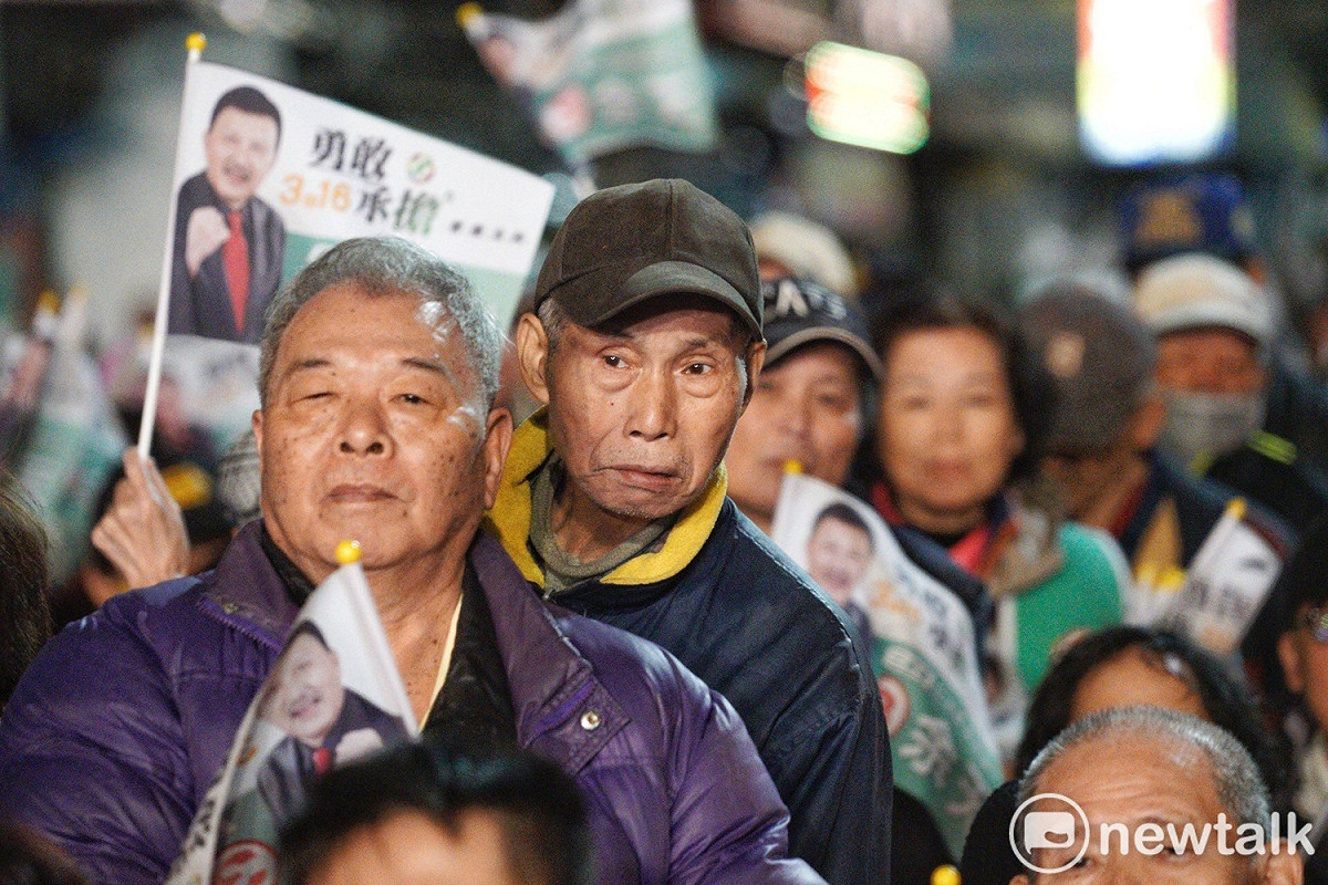 三重區立委補選，余天「選前之夜」現場，支持者注視台上的演講者。 圖：張良一／攝