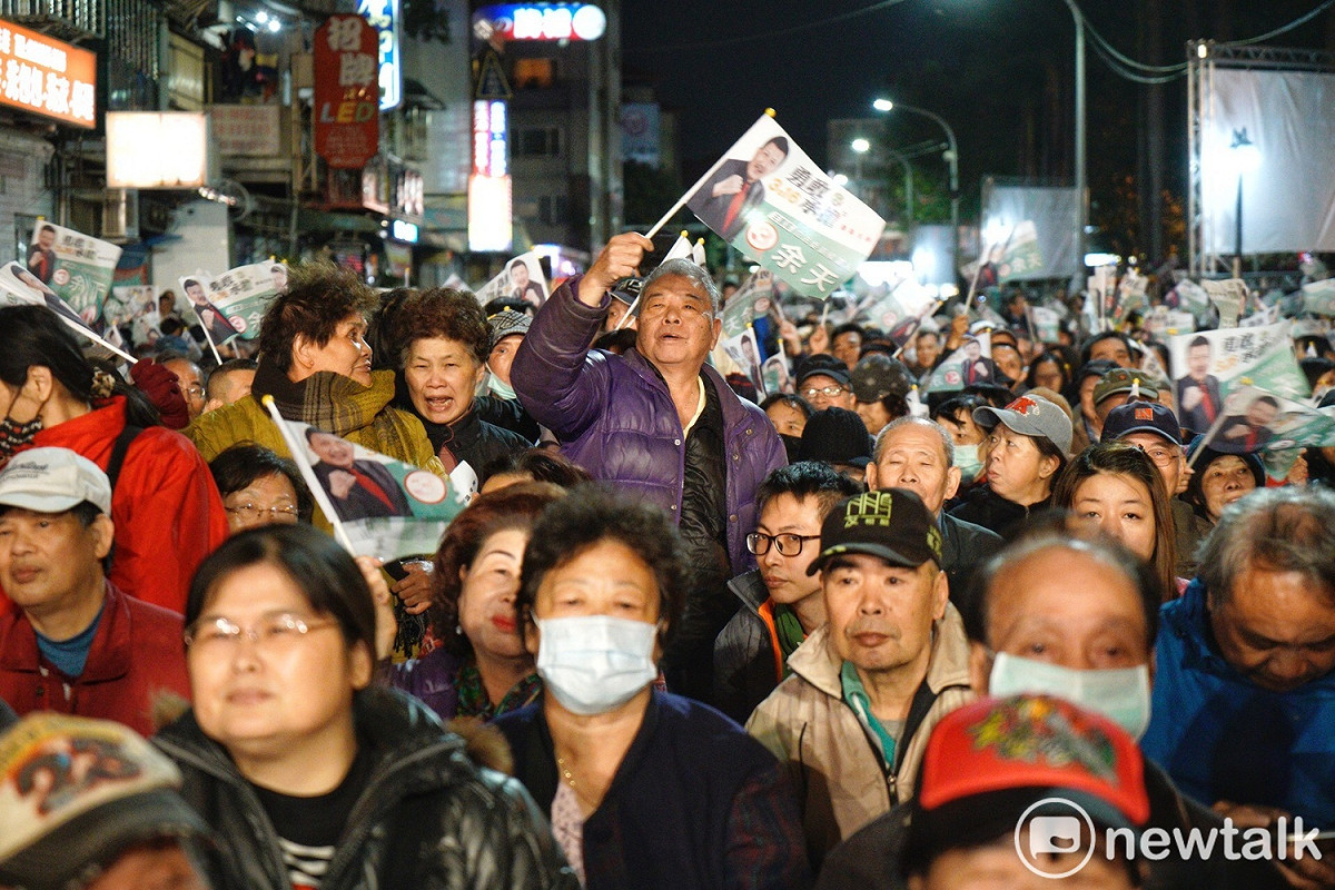 三重區立委補選，余天「選前之夜」現場擠滿人群。 圖：張良一／攝