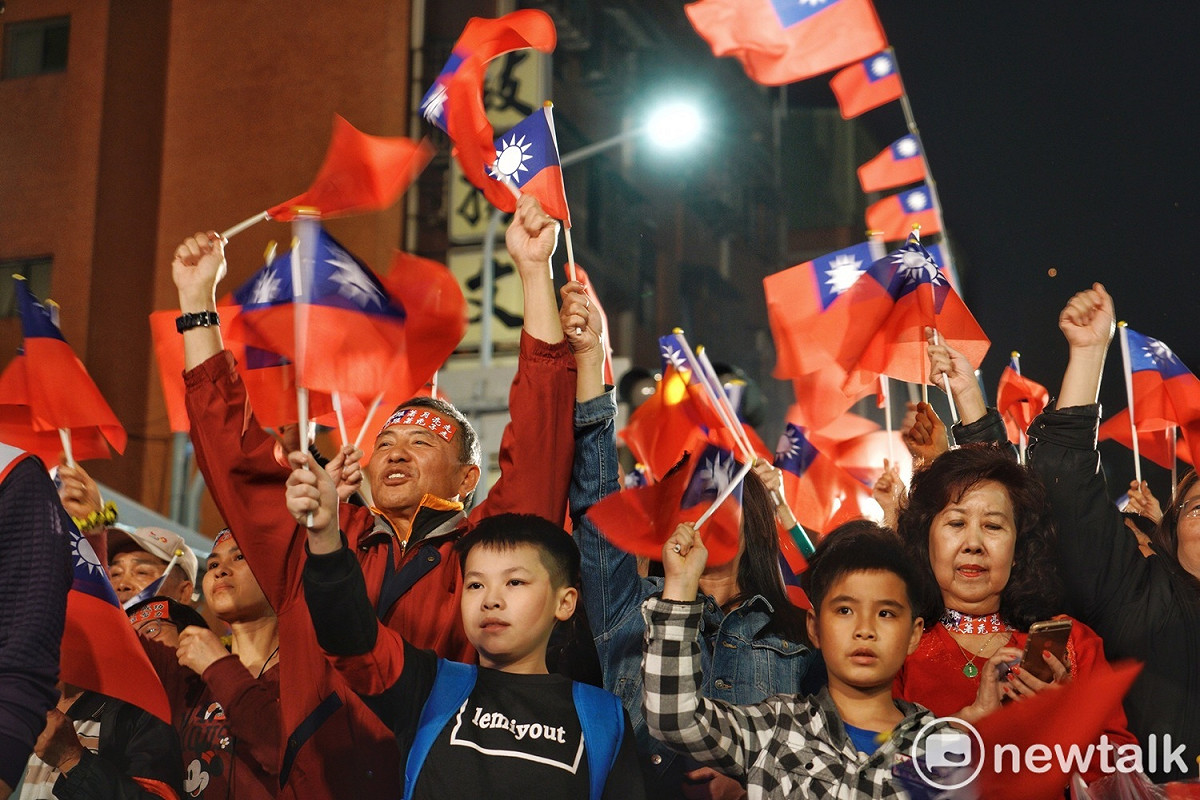 三重立委補選，鄭世維「選前之夜」現場，支持者高舉小國旗。 圖：張良一／攝
