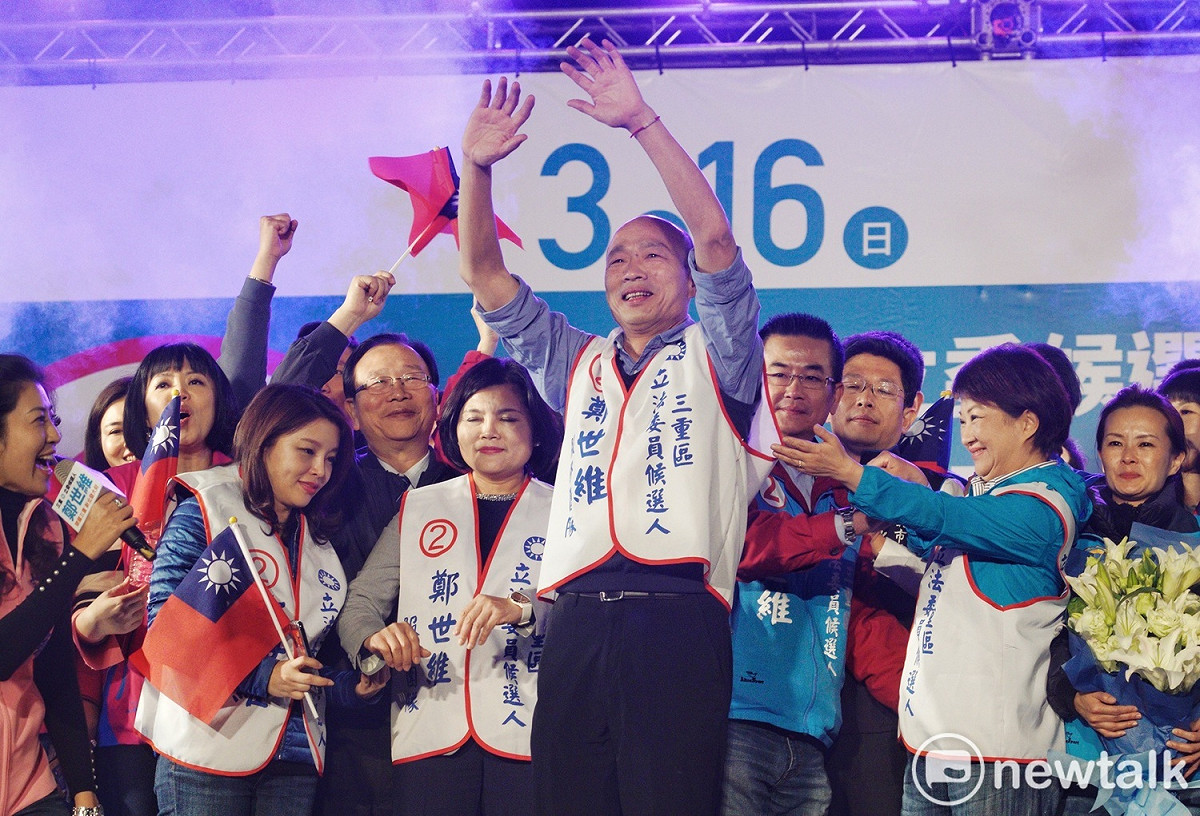 韓國瑜接受現場民眾的熱烈歡迎。 圖：張良一／攝