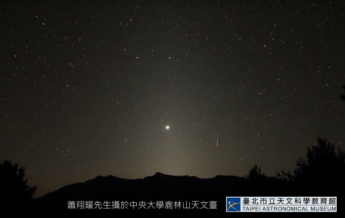 天文館指出，在春分前後的日子裡，還可以看見特殊的「黃道光」景象。 圖：台北市立天文教育館/提供
