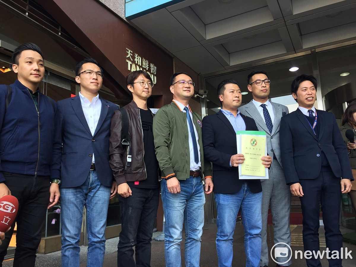 北市議員阮昭雄（左四）、新北市議員張志豪（右三），台中市議員江肇國（左三）、基隆市議員張秉鈞（右二）、張之豪（右一）高雄市議員林智鴻（左二），及陳其邁競選高雄市長的發言人張以理（左一）等年輕世代，代表蔡英文總統下午兩點半到黨中央領表。 圖：趙婉淳／攝