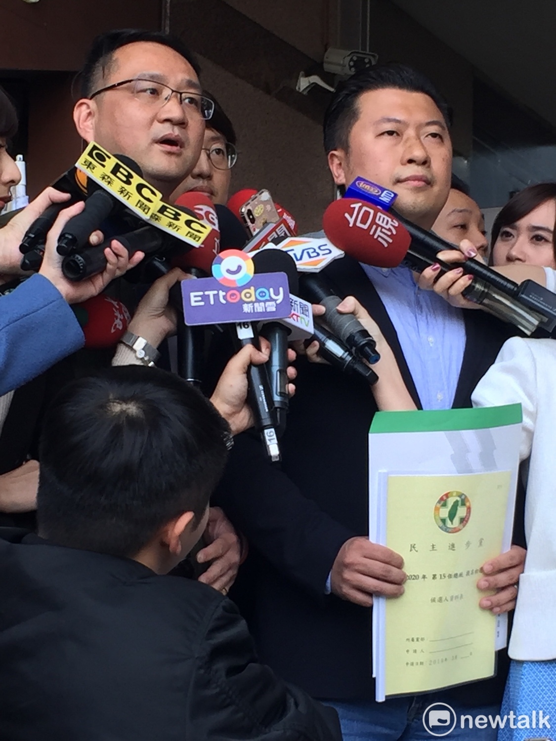 北市議員阮昭雄（左）、新北市議員張志豪（右）等年輕世代，代表蔡英文總統下午兩點半到黨中央領表。 圖：趙婉淳／攝