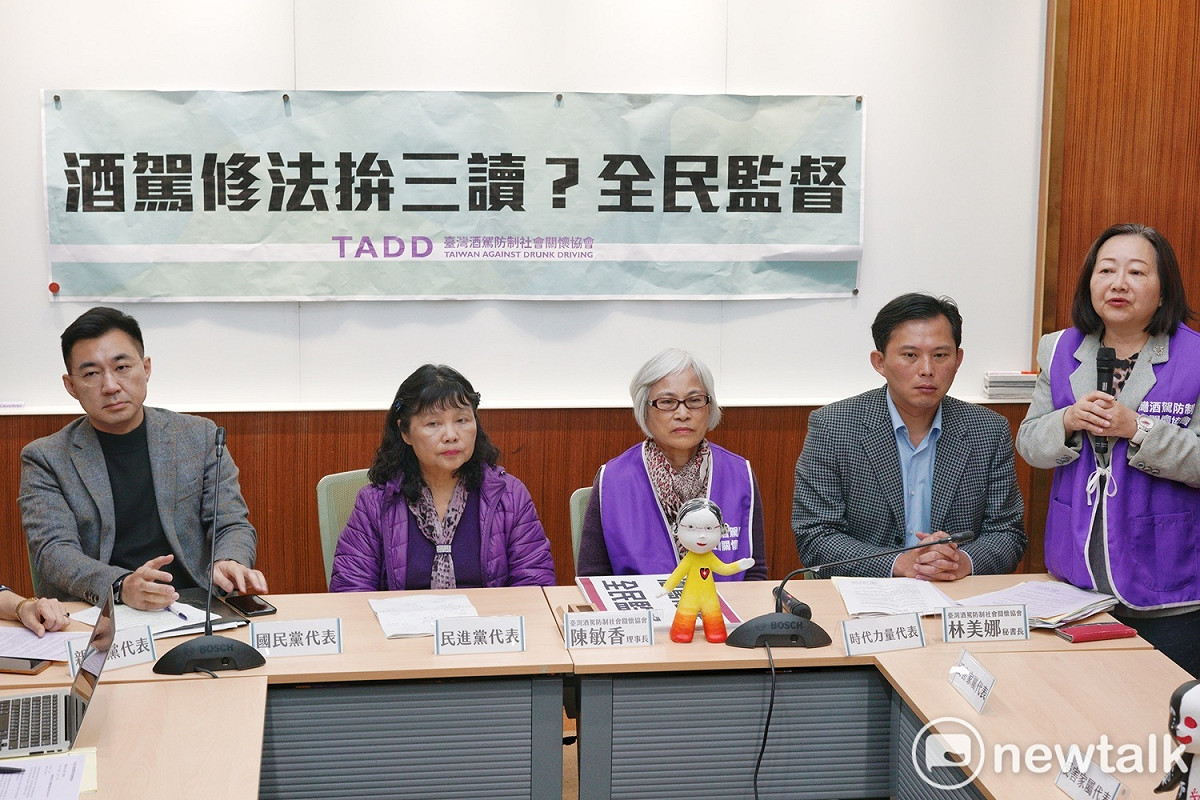 台灣酒駕防制社會關懷協會（TADD）召開反酒駕記者會，呼籲立院盡速修法。 圖：張良一/攝
