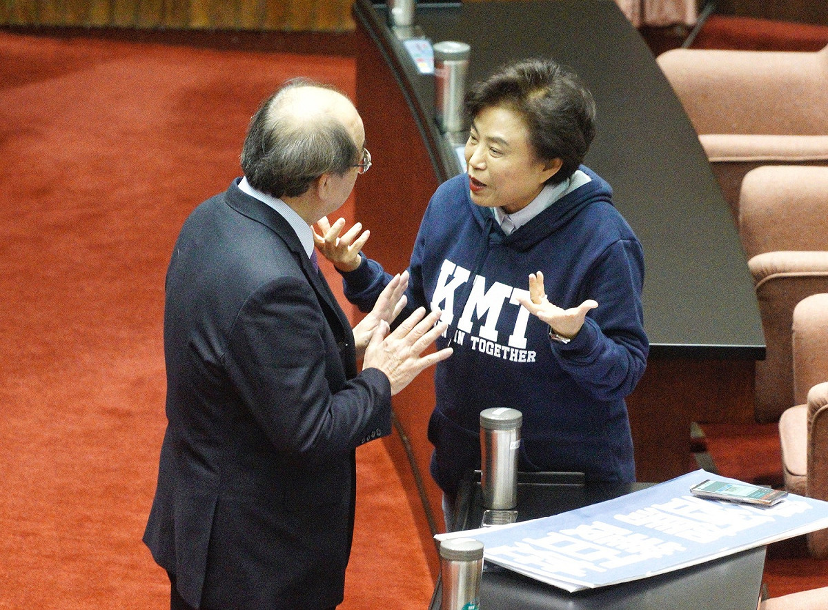 民進黨立院黨團總召柯建銘和國民黨立委沈智慧交換意見。 圖：張良一/攝