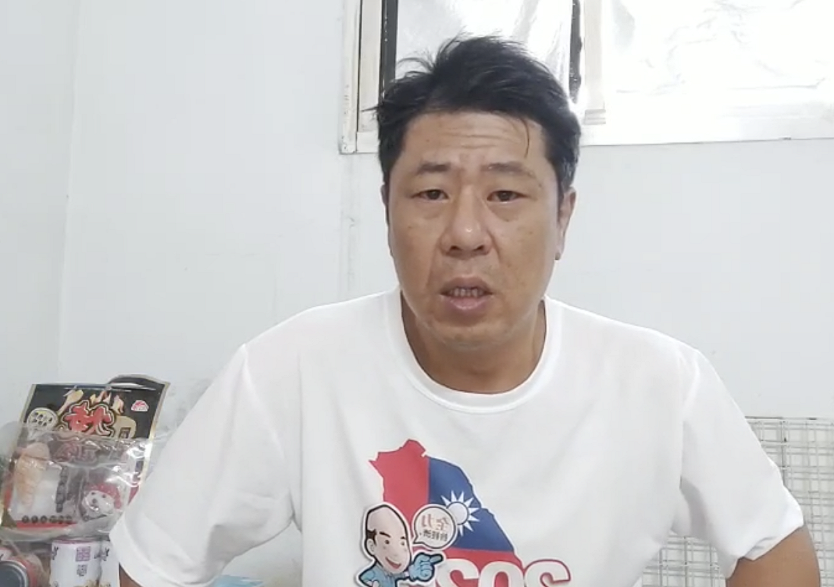 杏仁哥今(31)日在臉書直播。 圖：翻攝自杏仁哥臉書