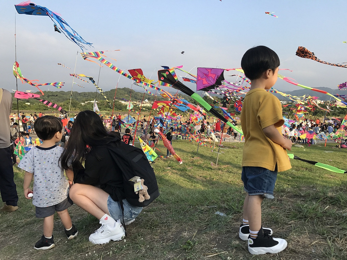 台中市衛生局提醒家長重視兒童視力保健，每日應於戶外活動2至3小時，接觸大自然、減少近距離用眼時間保護視力。 圖：台中市政府衛生局/提供