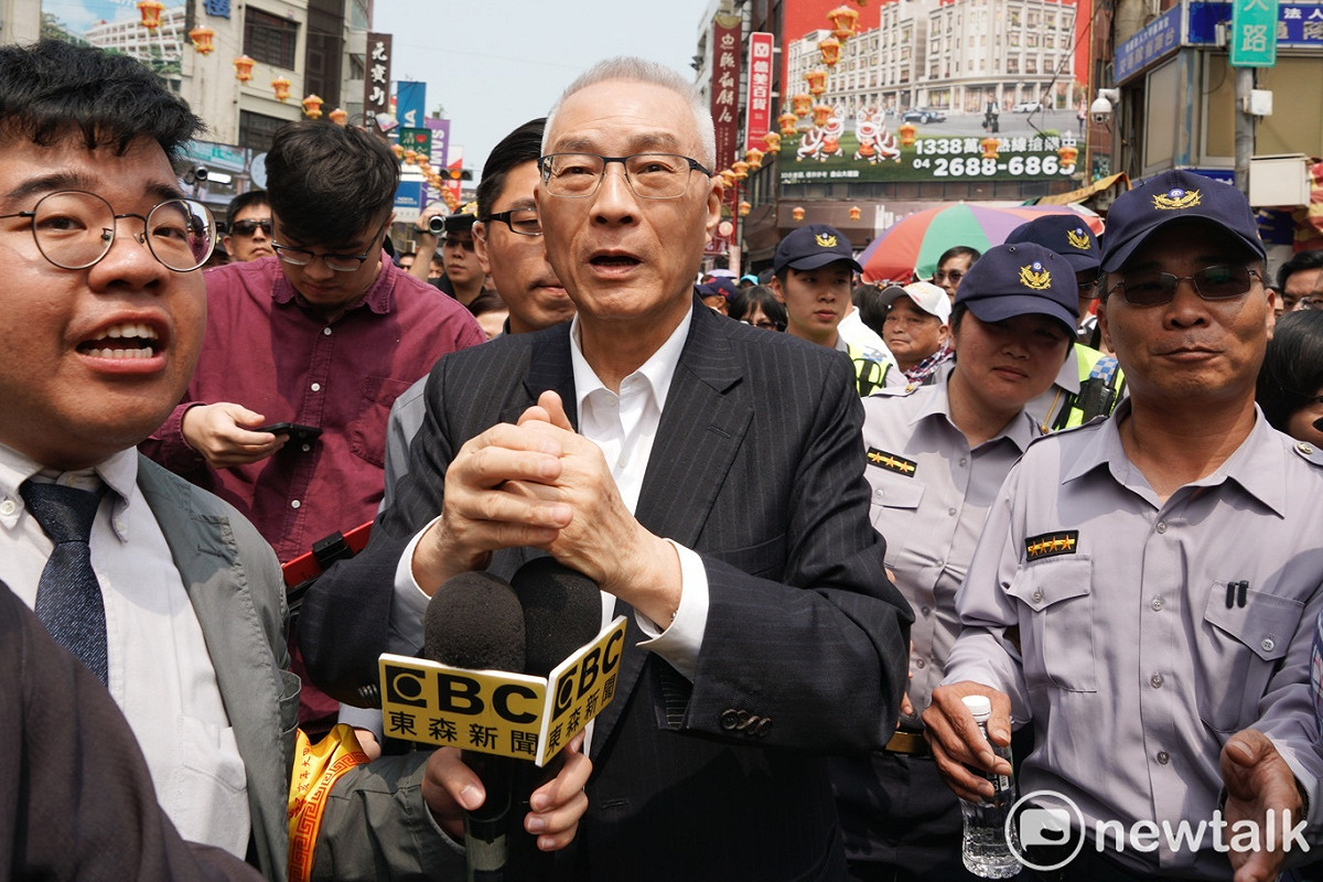 國民黨主席吳敦義到大甲鎮瀾宮參香祈福。 圖：張良一/攝