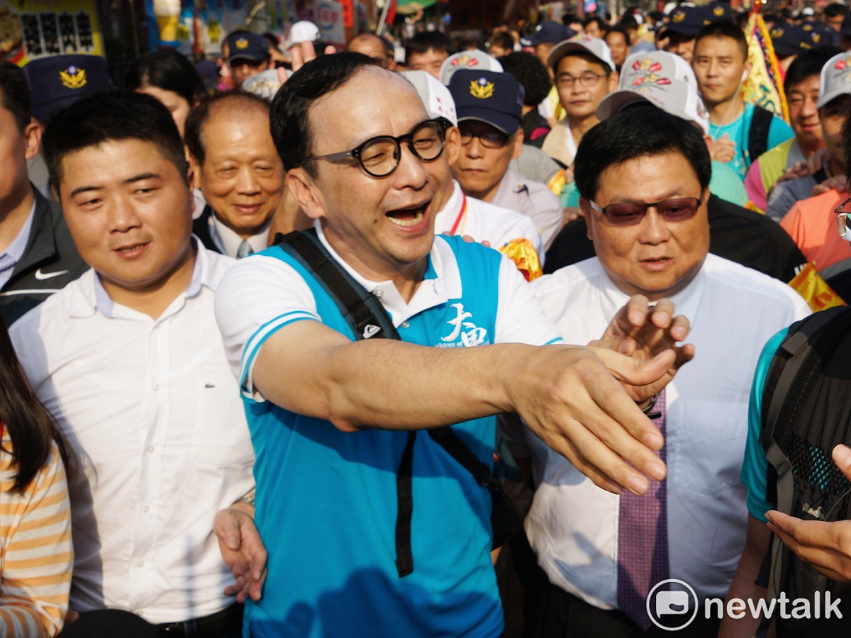 國民黨總統熱門人選、前新北市長朱立倫在大甲鎮瀾宮董事長顏清標、立委顏寬恆的陪同下，前往鎮瀾宮參香。 圖：張良一 / 攝（資料照片）
