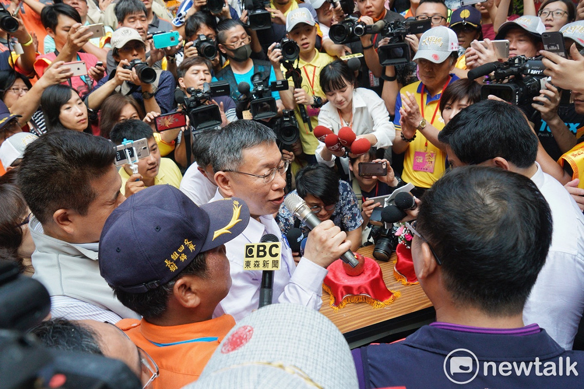 台北市長柯文哲赴台中大甲鎮瀾宮參拜。 圖：張良一 / 攝
